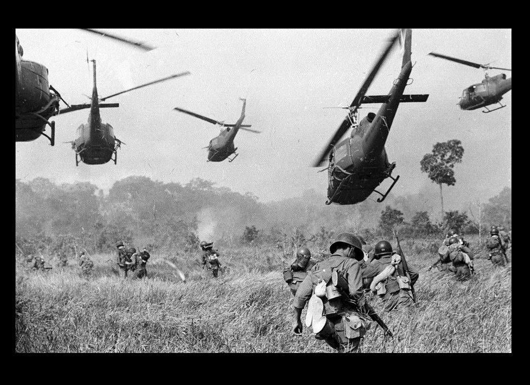 Vietnam War Us Army Landing Zone Drop Photo Helicopters Fire Machine Guns 66
