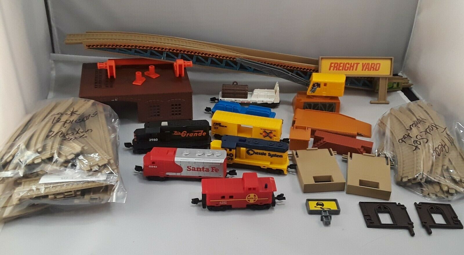 Hot Wheels Vintage 1983 Trains To Go Trains & Freight Yard Trains, Track, Parts