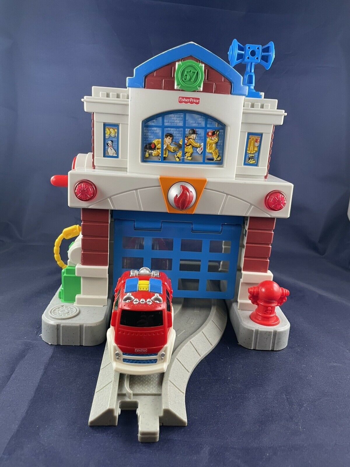 Complete Fisher Price Geotrax Beamtown Fire Station Truck Engine Train J8991